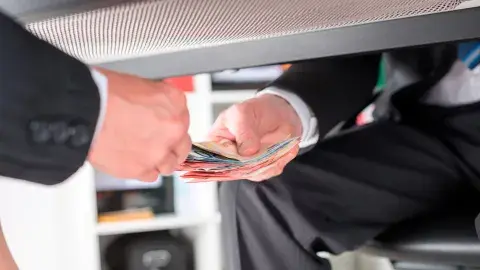 المغرب: الرشوة كآفة مدمرة تسري في شرايين المجتمع والحكومة تغض النظر عن الفاسدين