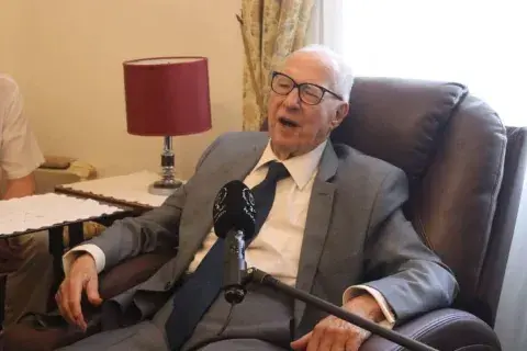 وزير الاتصال يعزي في وفاة أول وزير للإعلام في الجزائر المستقلة المجاهد محمد حاج حمو