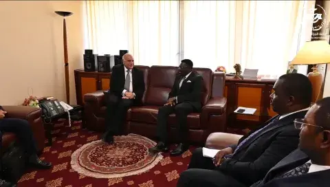 عطاف يجري بياوندي محادثات مع وزير الدولة, الأمين العام لرئاسة جمهورية الكاميرون