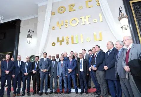 إزاحة الستار عن جدارية باسم المجلس الشعبي الوطني مكتوبة بـ “التيفيناغ”