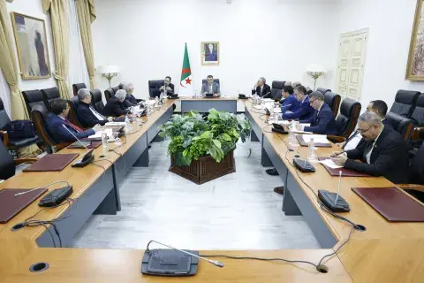 مجلس الأمة: فوج العمل المكلف بالنظر في مشروعي قانوني الأحزاب السياسية والجمعيات ينهي أشغاله