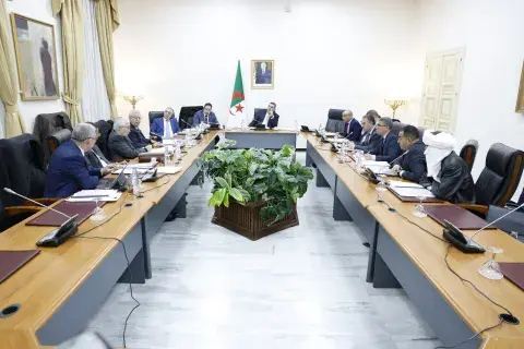 مجلس الأمة : فوج العمل المكلف بالنظر في المشروعين التمهيديين للقانونين العضويين المتعلقين بالأحزاب السياسية والجمعيات يباشر أعماله