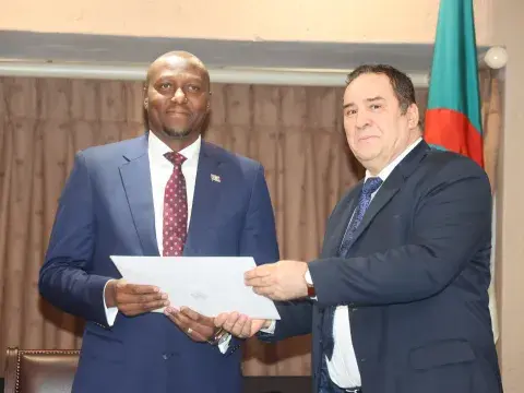 بصفته مبعوثا خاصا لرئيس الجمهورية،وزير الاتصال يستقبل من قبل رئيس وزراء مملكة إيسواتيني