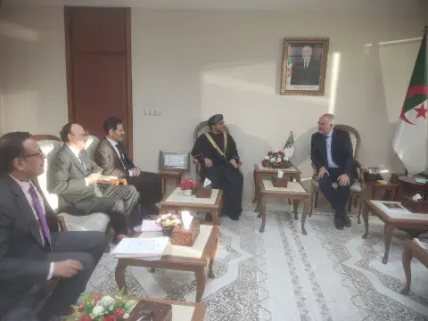 وزير المالية يستقبل السفير العماني وأحد المساهمين الرئيسيين في مجموعة بهوان القابضة