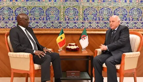 أحمد عطاف يستقبل وزير القوات المسلحة لجمهورية السنغال