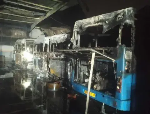 احتراق 7 حافلات بحظيرة مؤسسة النقل الحضري وشبه الحضري في سوق أهراس