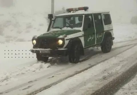 غلق العديد من الطرقات بسبب تراكم الثلوج